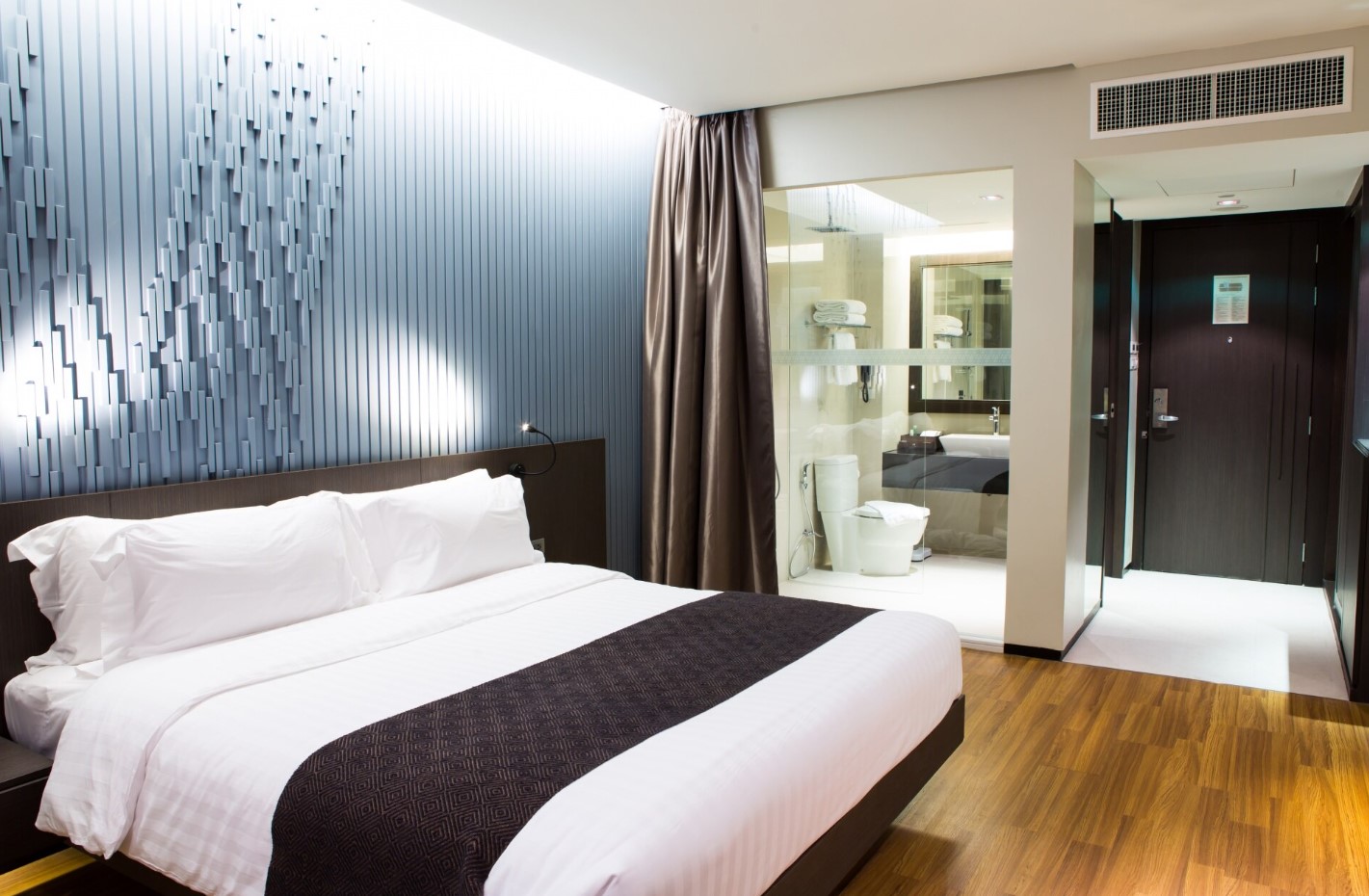 classy-hotel-room